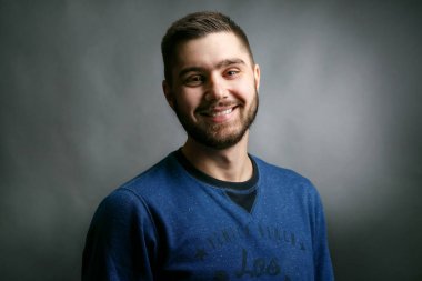 Karanlık sakallı yakışıklı adam 