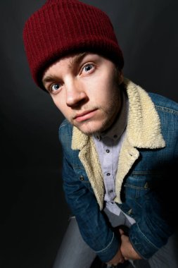Kot ceket ve kırmızı şapkalı adam 