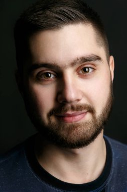 Karanlık sakallı yakışıklı adam 