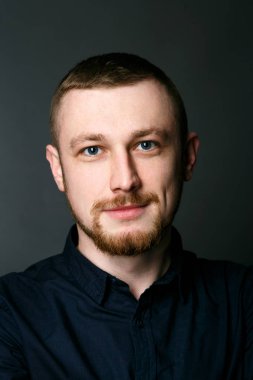 Koyu sarışın sakallı adam