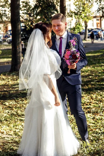 Recém-casados em um passeio no parque de outono — Fotografia de Stock