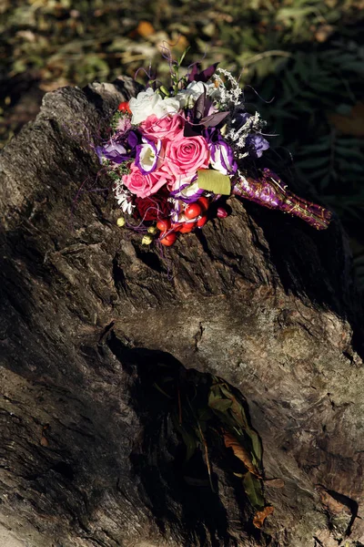 Ροζ και βιολετί γαμήλια ανθοδέσμη — Φωτογραφία Αρχείου