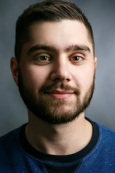 Hombre guapo con barba oscura —  Fotos de Stock