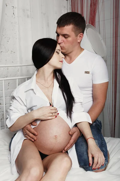 Άνθρωπος και έγκυος γυναίκα αγκαλιάζει τρυφερά — Φωτογραφία Αρχείου