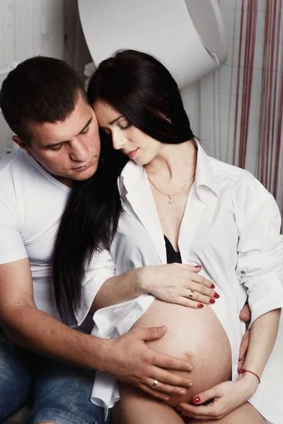 Homem e mulher grávida abraçando ternamente — Fotografia de Stock