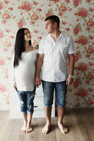 Homem e mulher grávida abraçando ternamente — Fotografia de Stock