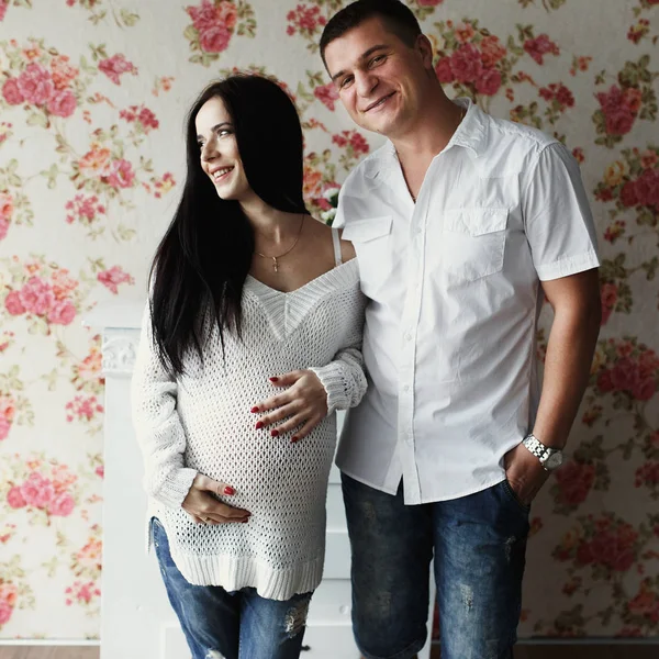 Homem e mulher grávida abraçando ternamente — Fotografia de Stock