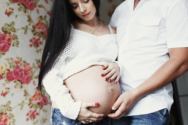 Uomo e donna incinta che si abbracciano teneramente — Foto Stock