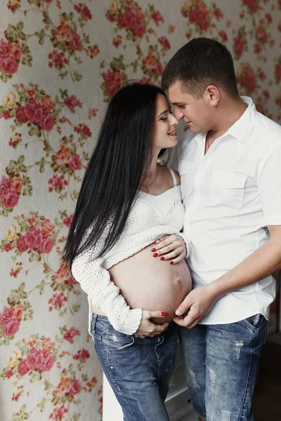 Hombre y mujer embarazada abrazándose tiernamente —  Fotos de Stock