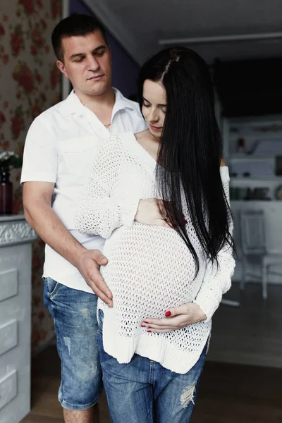 Мужчина и беременная нежно обнимаются — стоковое фото