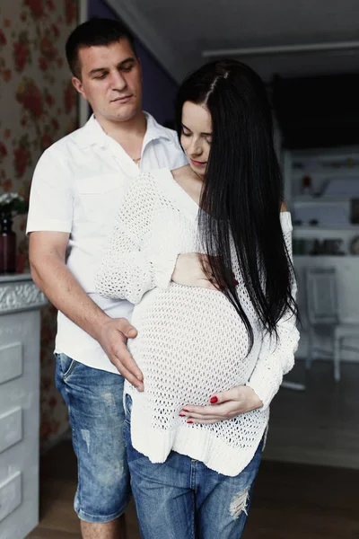 Man and pregnant woman hugging tenderly — Stock Photo, Image