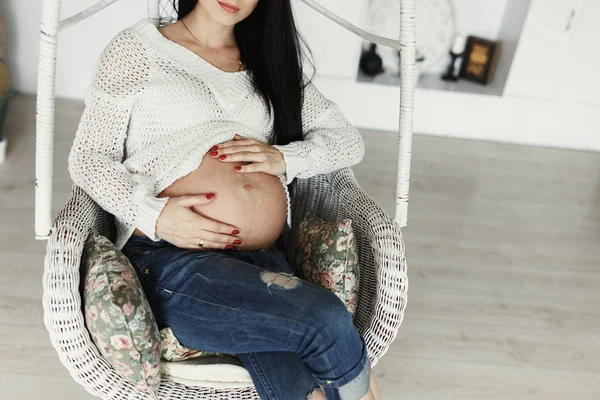 Terhes nő tartja kezében a hasa — Stock Fotó