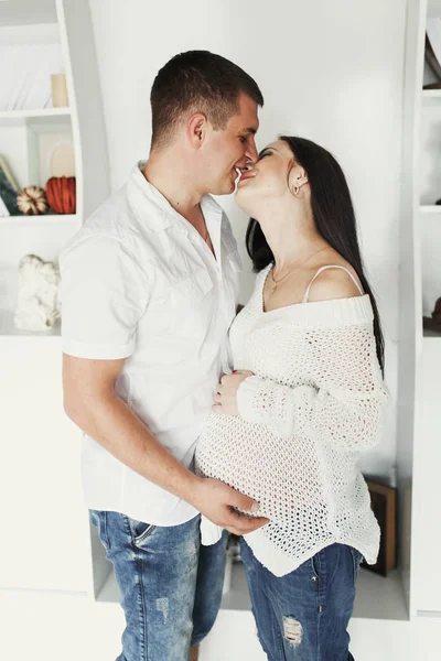 Homem e mulher grávida abraçando ternamente — Fotografia de Stock