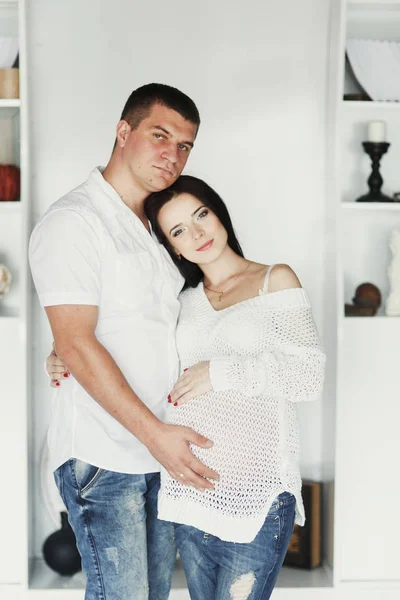 Мужчина и беременная нежно обнимаются — стоковое фото