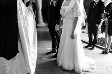 Gelin ve damat önce kilisede rahip