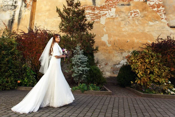 Bonita novia con ramo violeta —  Fotos de Stock