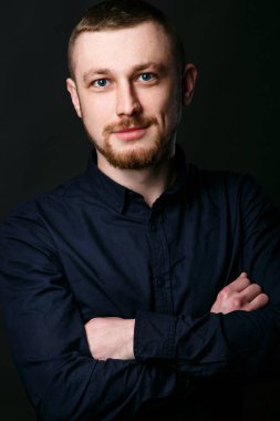 Derin mavi gözlü adam 