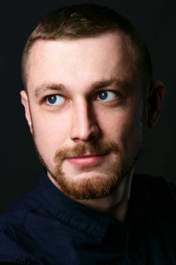 Derin mavi gözlü adam 