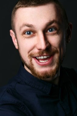 Derin mavi gözlü adam 