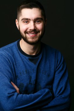 Mavi kazaklı esmer yakışıklı