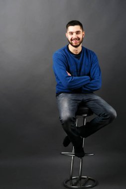 Mavi kazaklı esmer yakışıklı