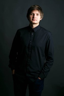 Siyah tişörtlü esmer adam 