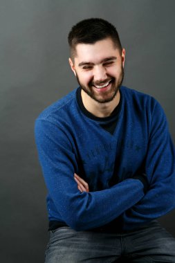 yakışıklı gülen adam 