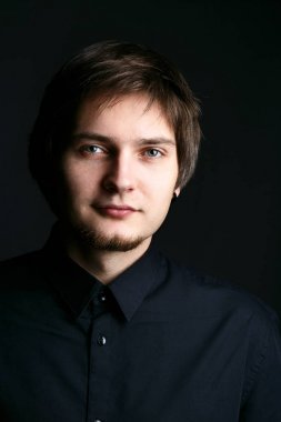 Siyah tişörtlü esmer adam 