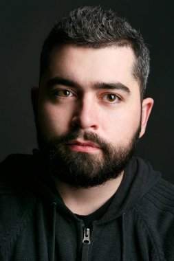 Gri saçlı sakallı adam