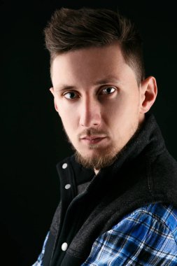 Koyu sarı saçlı genç adam 