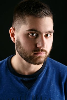 Karanlık sakallı yakışıklı adam 