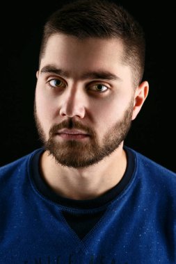 Karanlık sakallı yakışıklı adam 