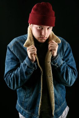 Kot ceket ve kırmızı şapkalı adam 