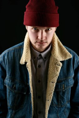 Kot ceket ve kırmızı şapkalı adam 