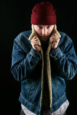 Kot ceket ve kırmızı şapkalı adam 