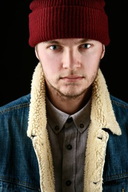 Kot ceket ve kırmızı şapkalı adam 