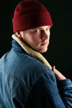 Kot ceket ve kırmızı şapkalı adam 