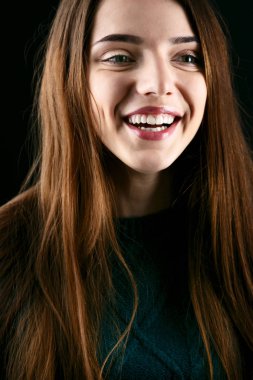 Yeşil kazaklı esmer kadın 