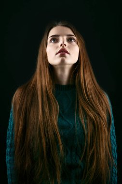 Yeşil kazaklı esmer kadın 