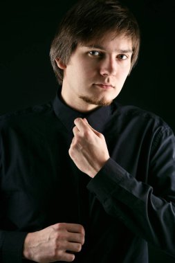 Oğlan siyah gömlekli el yazısı ile 