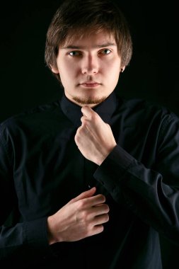 Oğlan siyah gömlekli el yazısı ile 