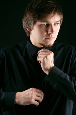 Oğlan siyah gömlekli el yazısı ile 