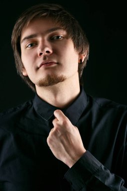 Oğlan siyah gömlekli el yazısı ile 