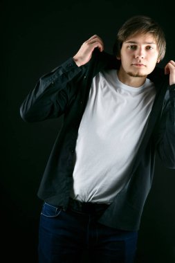 Oğlan siyah gömlekli el yazısı ile 