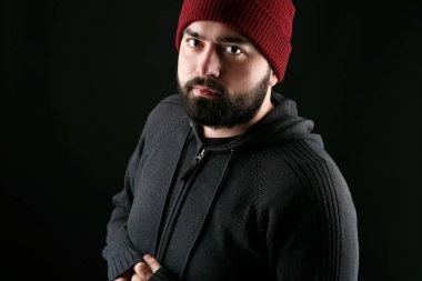 Kırmızı şapkalı sakallı genç adam