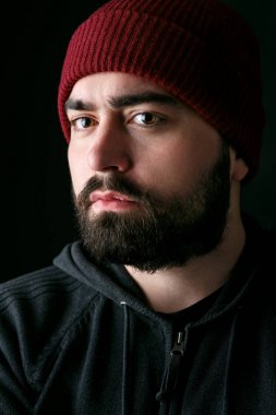 Kırmızı şapkalı sakallı genç adam