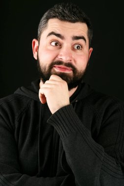 Gri saçlı sakallı adam 