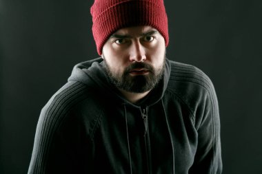 Kırmızı şapkalı sakallı genç adam