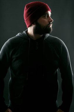 Kırmızı şapkalı sakallı genç adam