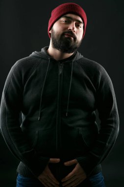 Kırmızı şapkalı sakallı genç adam